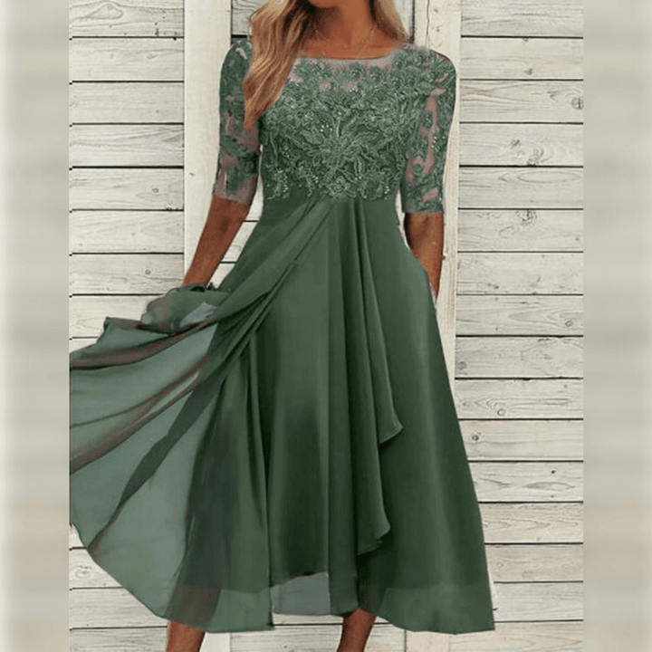 Kvinders elegante aftenkjole med blonder og 3/4 ærmer. En stilfuld midikjole til festtøj.
