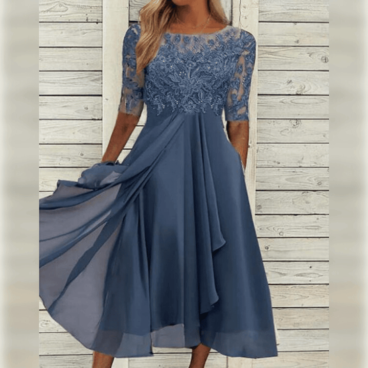 Smuk blondekjole til kvinder med 3/4 ærmer. Elegant festkjole ideel til aftenlook og formelle begivenheder.