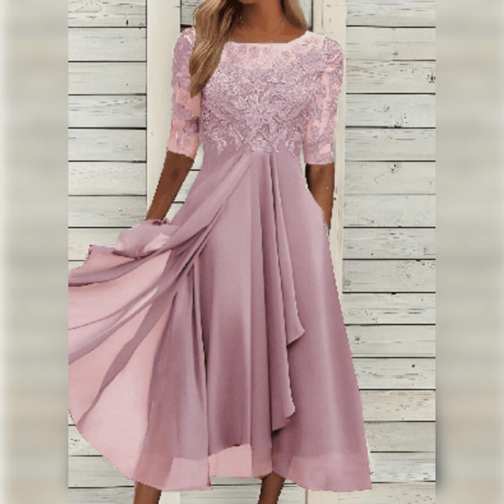 Kvinders festkjole med blonder og 3/4 ærmer. Elegant aftenkjole til specielle lejligheder.