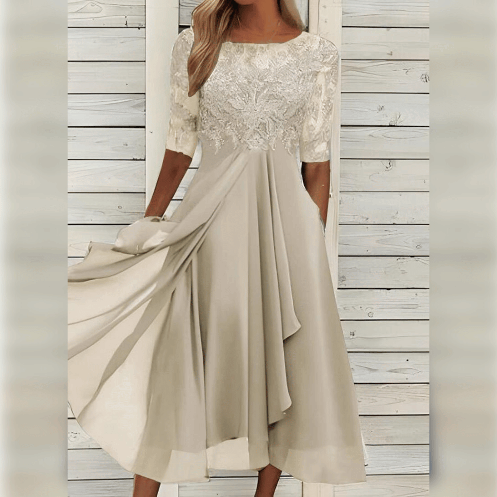Moderne blonde festkjole til kvinder med 3/4 ærmer. Elegant midikjole perfekt til aftenbrug.