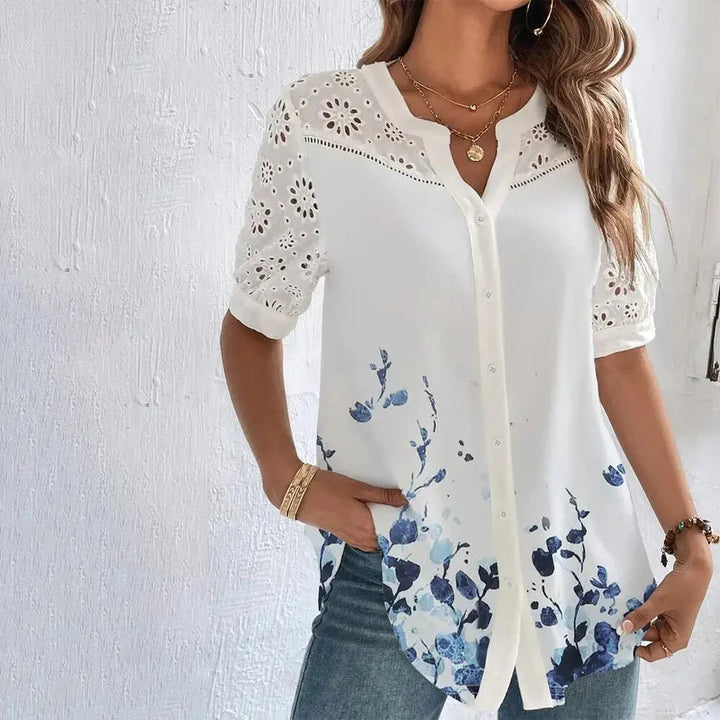 "Elegant bluse med blomsterprint, knaplukning og blondeærmer for et sofistikeret og feminint look"