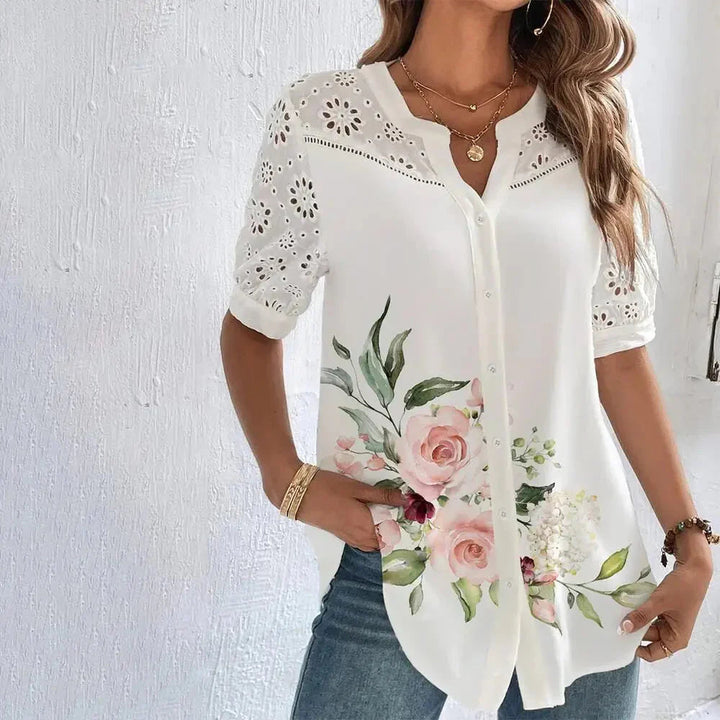 "Elegant bluse med blomsterprint, knaplukning og blondeærmer for et sofistikeret og feminint look"