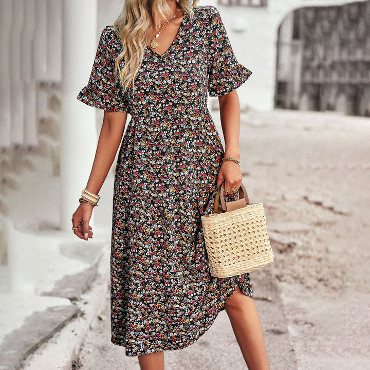 "Elegant boho blomstret sommerkjole i blå med V-udskæring og flagrende ærmer, let pasform til feminint look."