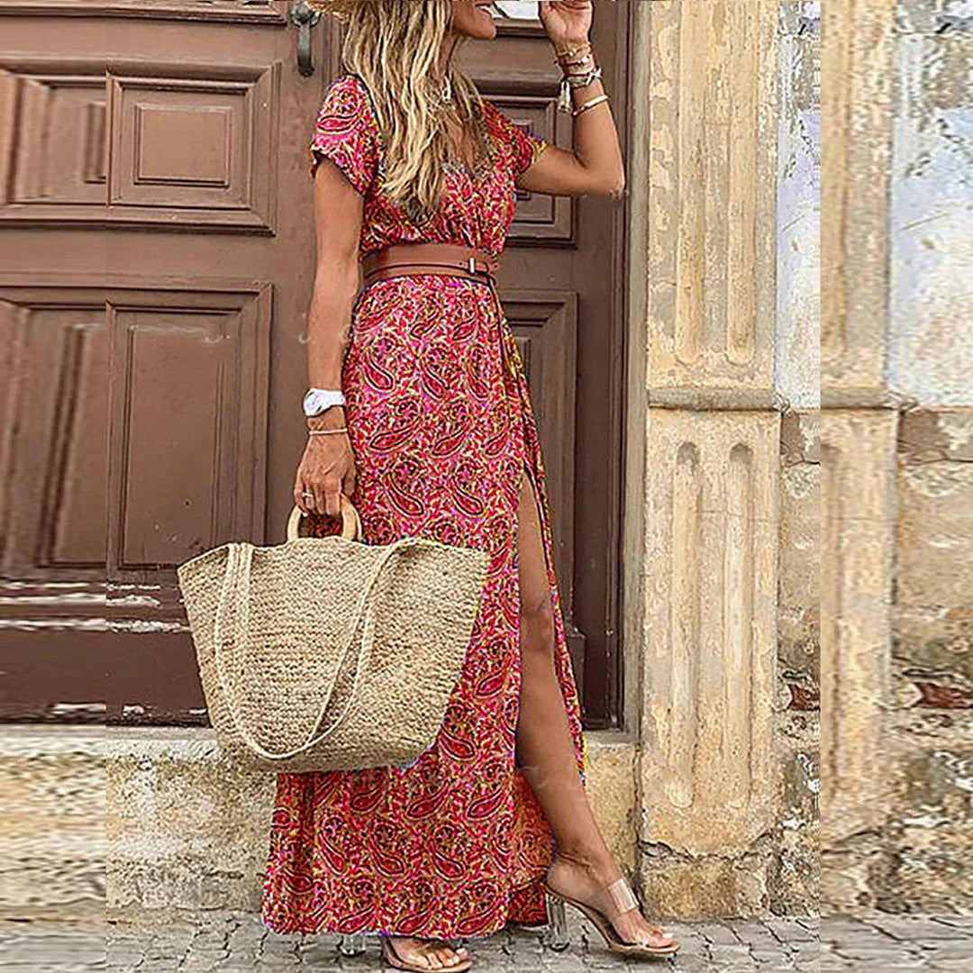 Smuk elegant damekjole med bælte og farverigt boho mønster, velegnet til fest og sommer.