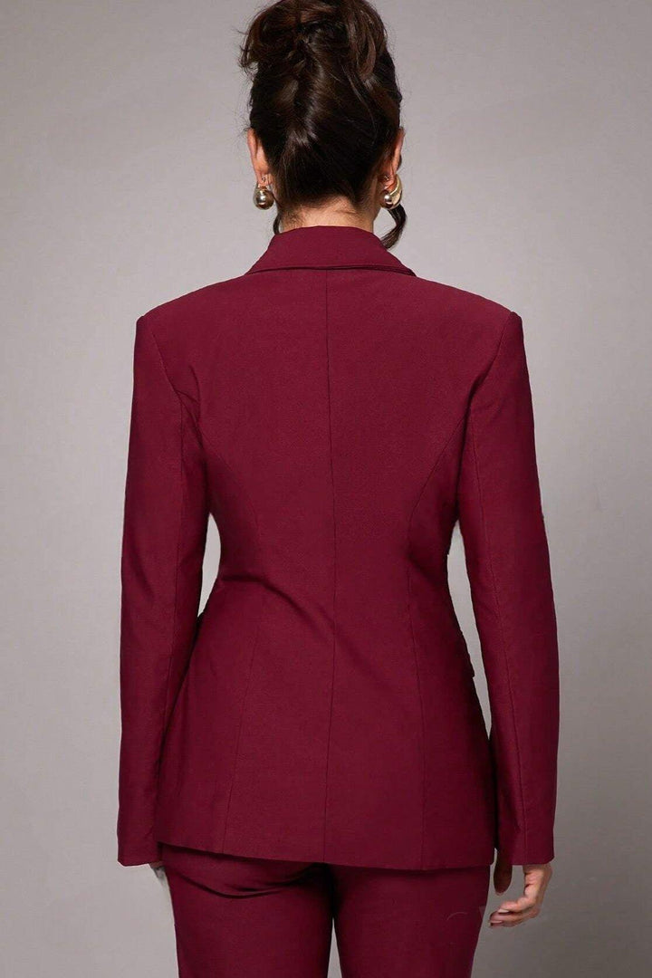 Eksklusiv bordeaux blazer til kvinder med slimfit snit. Kravefrit design giver et moderne og elegant udtryk.