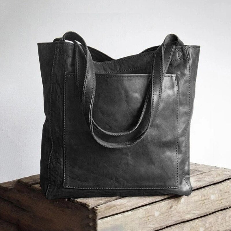 Stilren sort skuldertaske til kvinder i holdbart læderlook. Elegant tilbehør til modebevidste.