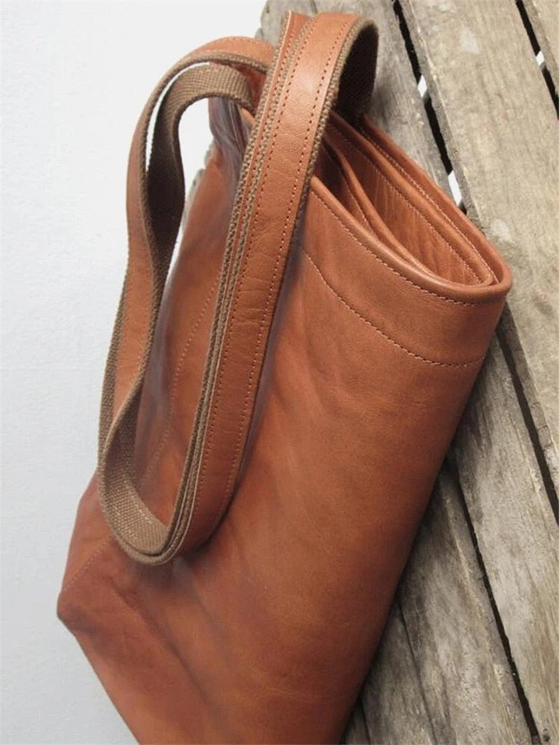 Holdbar brun skuldertaske i elegant læderlook. En stilfuld dametaske perfekt til mange anledninger.