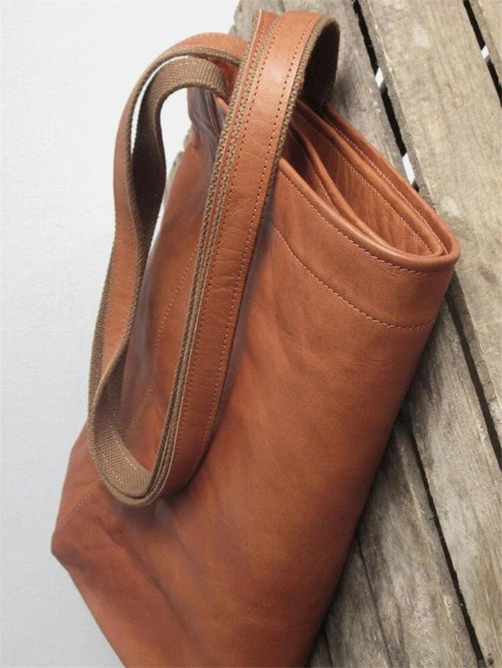 Holdbar brun skuldertaske i elegant læderlook. En stilfuld dametaske perfekt til mange anledninger.