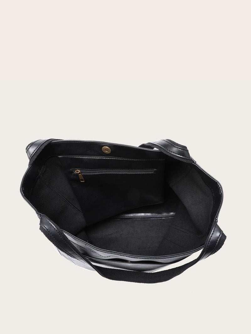Sort skuldertaske i læderlook. Elegant og tidløs dametaske, ideel som håndtaske til kvinder.