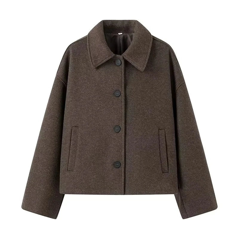 Elegant brun kort damejakke med klassisk krave og knapper. Stilren overgangsjakke til kvinder.