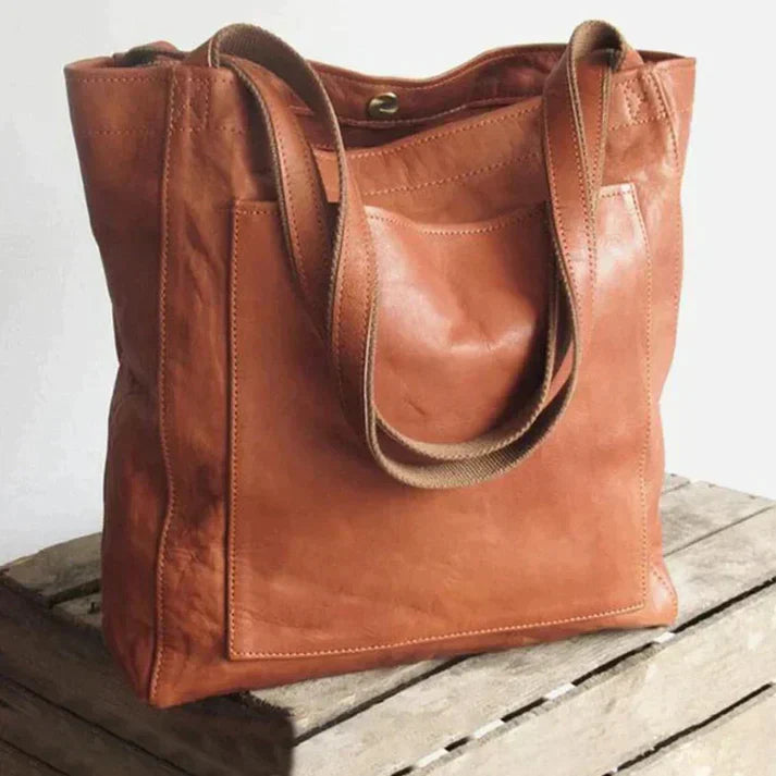 Nærbillede af elegant brun læder dametaske, der viser fine detaljer og den tidløse stil. Høj kvalitet.