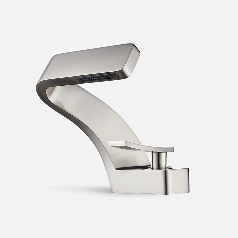 Hvid buet køkkenvandhane i elegant design. Perfekt til et rent og moderne køkken.