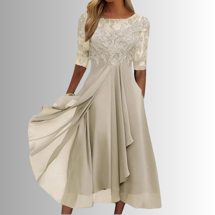 Smuk, elegant maxikjole. Nærbillede af ByMayberry kvindekjole, ideel til særlige lejligheder.