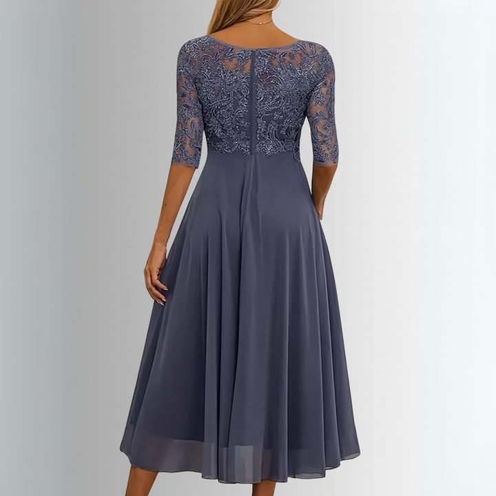 Elegant ByMayberry maxikjole stylet til en sommerfest. Lang festkjole til kvinder og særlige lejligheder.