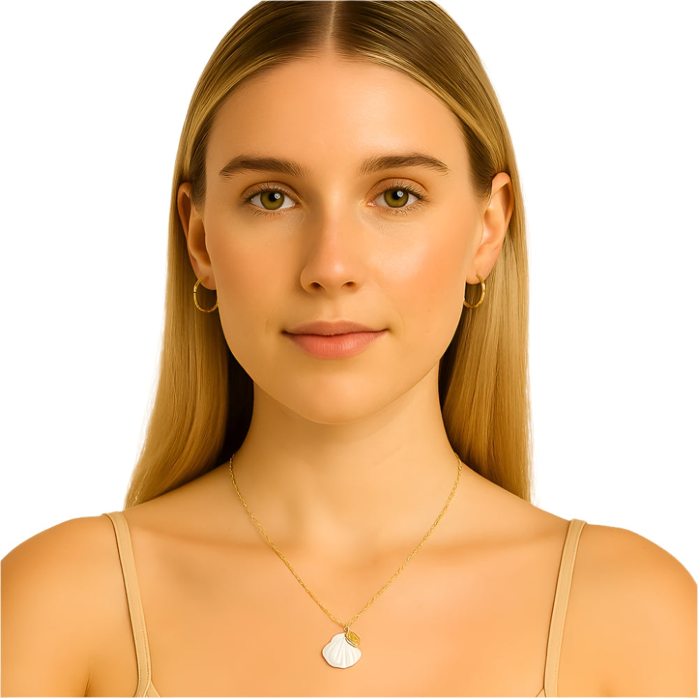 Elegant Celeste halskæde til kvinder med gyldent muslingeskalsvedhæng. Justerbar til hverdag og fest.