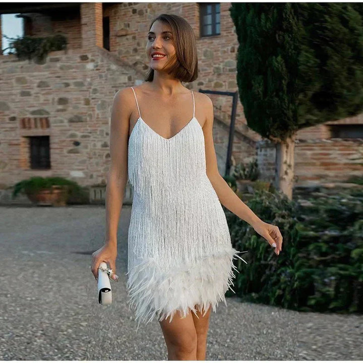 "Elegant cocktailkjole til kvinder med dramatisk V-hals, spaghettistropper og frynser, perfekt til festlige begivenheder."