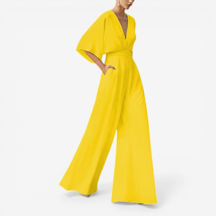 Elegant Daisy jumpsuit til kvinder med V-hals og løs pasform. Perfekt til sommer og hverdagskomfort.