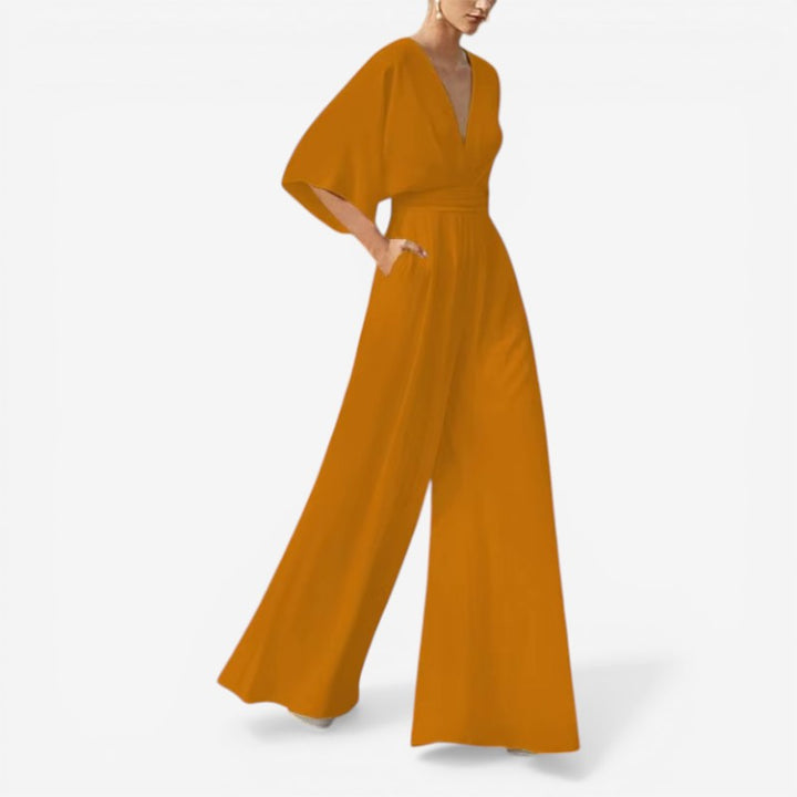 Afslappet Daisy jumpsuit til kvinder med kortærmet design, elegant V-hals og løs pasform.