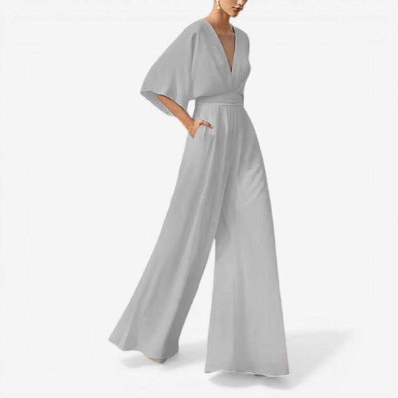 Stilfuld kvinders Daisy jumpsuit med komfortabel løs pasform og elegant V-hals til sommer.