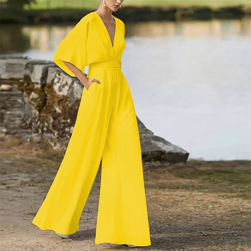Kvinderes kortærmet Daisy jumpsuit. Elegant V-hals, løs pasform. Perfekt til afslappede sommerdage.