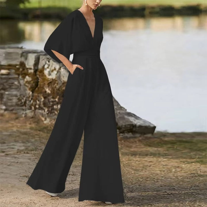 Elegant Daisy jumpsuit til kvinder med V-hals og løs pasform. Ideel til sommerens hverdag og stil.