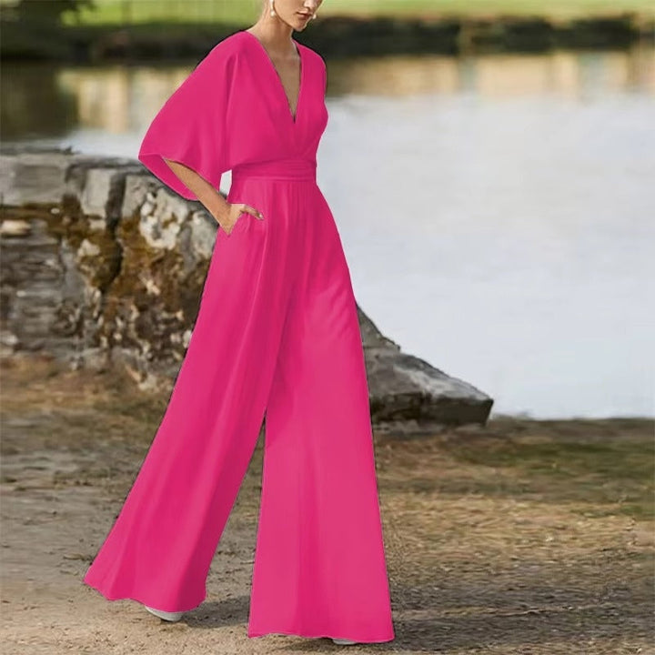 Komfortabel Daisy jumpsuit for kvinder. Løs pasform, V-hals og kortærmet, stilfuld til sommer.