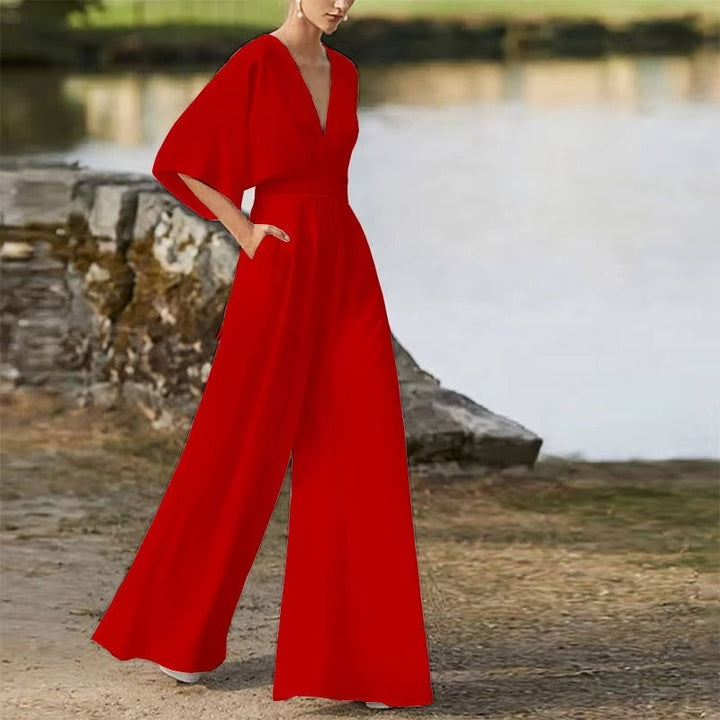 Kortærmet Daisy jumpsuit til kvinder, elegant V-hals, løs pasform. Perfekt til stilfuld hverdag.