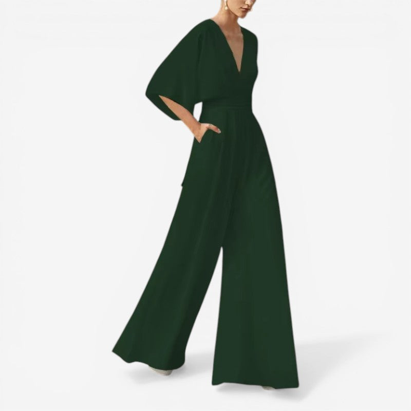 Kvinderes kortærmet Daisy jumpsuit med stilfuld V-hals og komfortabel, løs pasform til sommer.