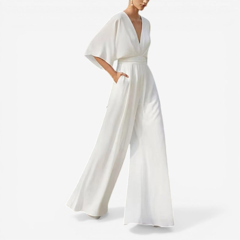 Afslappet Daisy jumpsuit til kvinder. Elegant V-hals, løs pasform og komfortabel til hverdagsbrug.