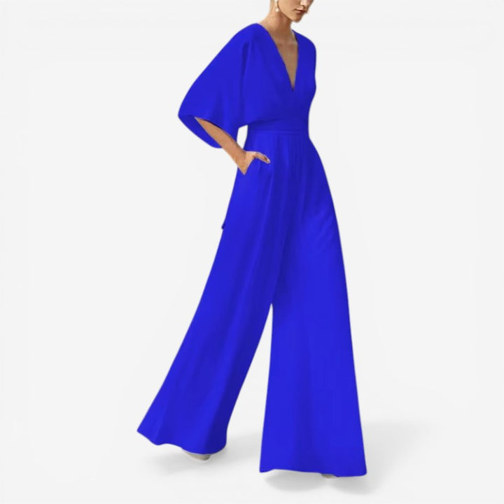 Stilfuld kvinders Daisy jumpsuit med V-hals, løs pasform og korte ærmer. Ideel sommerstil.