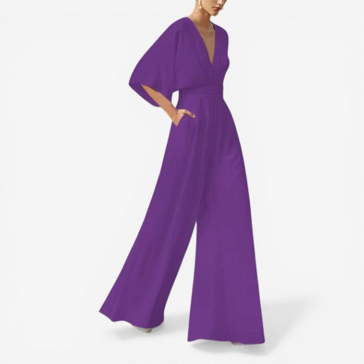 Daisy jumpsuit til kvinder med elegant V-hals. Løs pasform og kortærmet design for sommerkomfort.