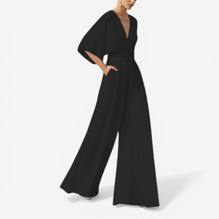 Elegant V-hals Daisy jumpsuit til kvinder. Løs pasform, kortærmet og perfekt til sommerhverdag.