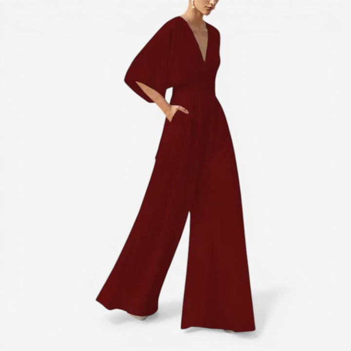 Daisy jumpsuit i løs pasform til kvinder. Elegant V-hals, kortærmet for stilfuld hverdagskomfort.