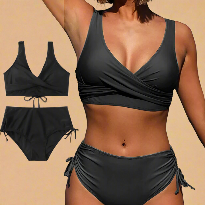 Elegant dame bikini med flæser og dyb halsudskæring, flatterende til strand og pool badetøj.