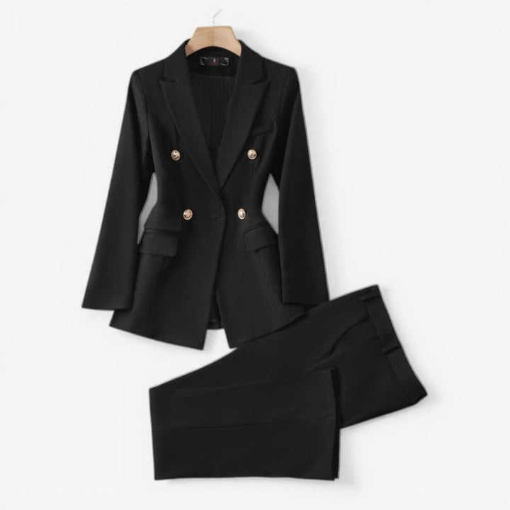 Elegant dame blazer sæt med slim fit bukser, perfekt til kontor eller festlig anledning.