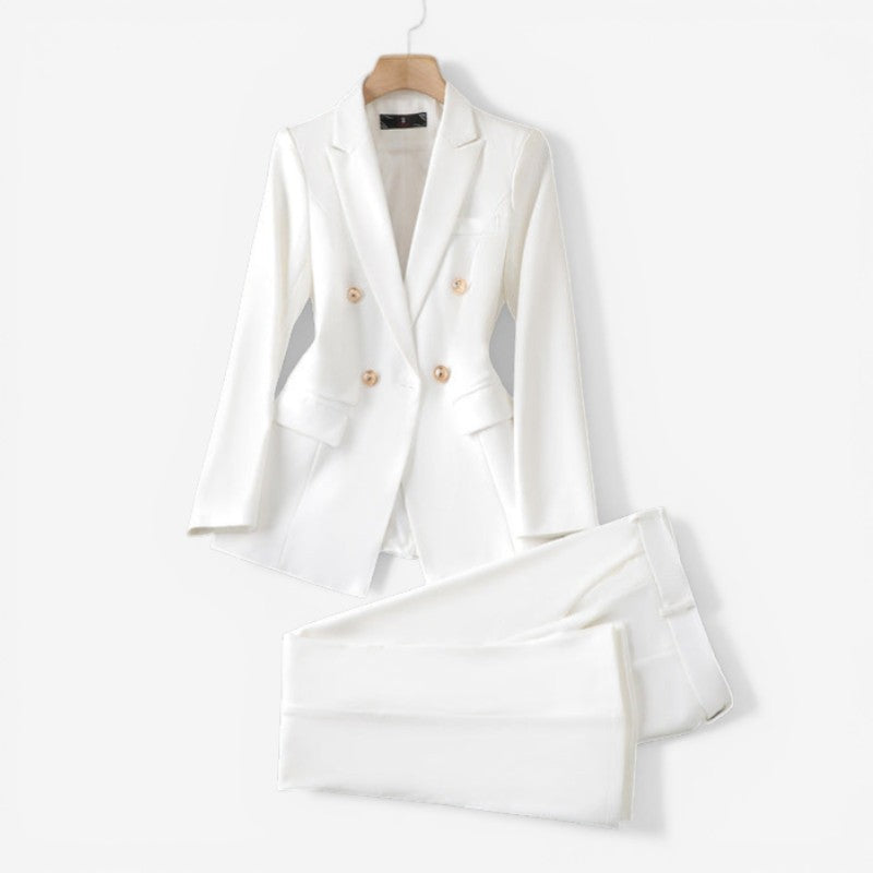 Moderne damesæt med elegant blazer og komfortable slim fit bukser, ideelt til kvinder.