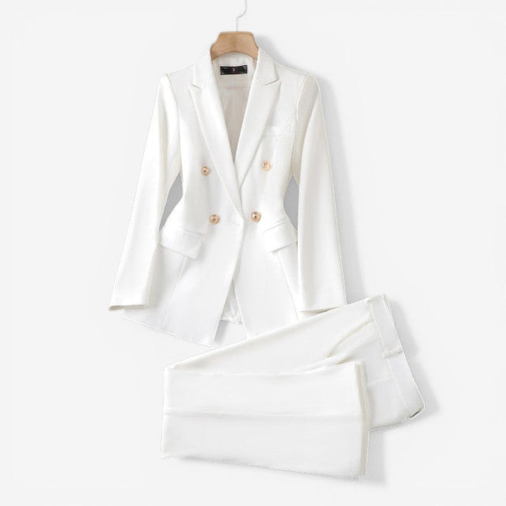 Moderne damesæt med elegant blazer og komfortable slim fit bukser, ideelt til kvinder.