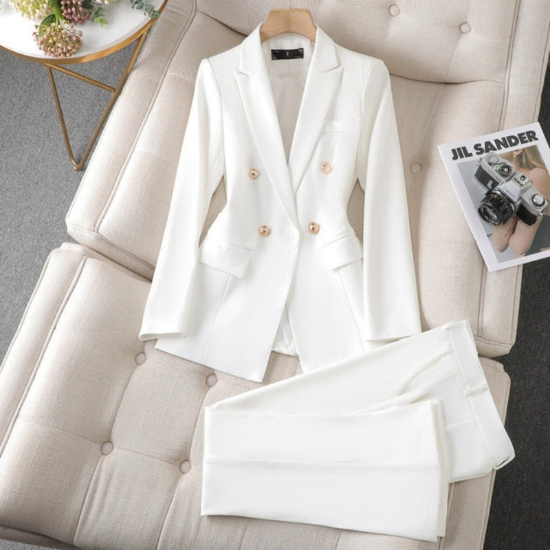 Smukt festsæt til kvinder: Elegant blazer og matchende slim fit bukser til en professionel stil.