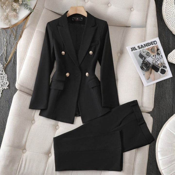 Raffineret damesæt med smart blazer og slim fit bukser, perfekt til formel mode.