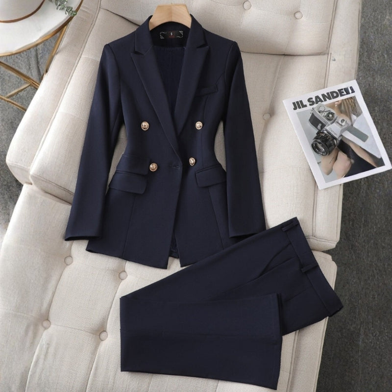 Professionelt dame blazer sæt og slim fit bukser i et stilfuldt 2-delt outfit til kontor eller fest.