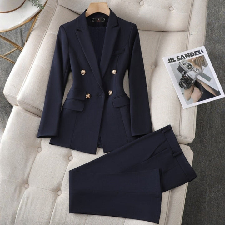 Professionelt dame blazer sæt og slim fit bukser i et stilfuldt 2-delt outfit til kontor eller fest.