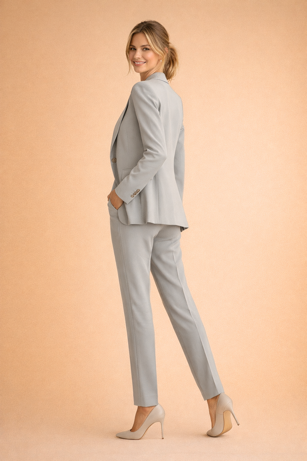 Nærbillede af elegant dame blazer sæt, fremhæver kvalitetsstof og smart design.