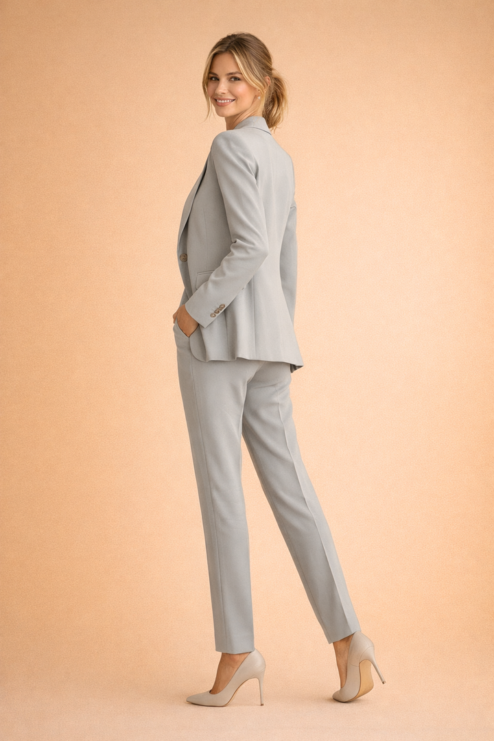 Nærbillede af elegant dame blazer sæt, fremhæver kvalitetsstof og smart design.