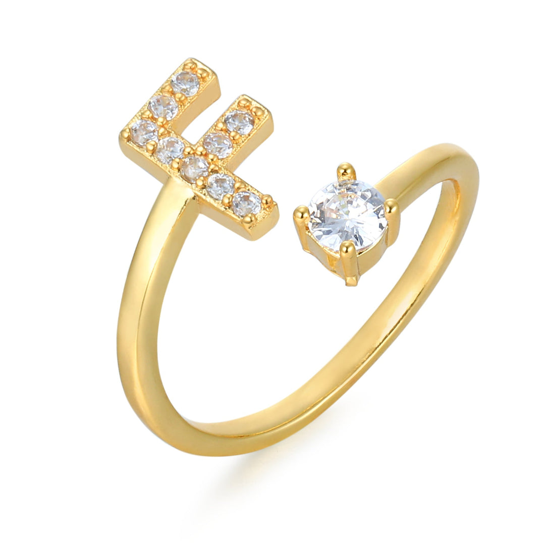 Sølv bogstavring med initial 'R'. Elegant personlig ring, justerbar og i høj kvalitet.