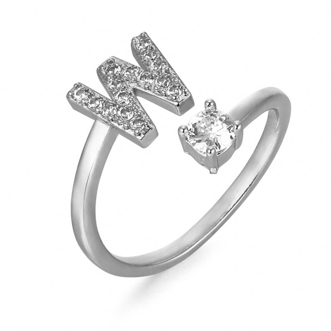 Forgyldt bogstavring med initial 'A'. Elegant justerbar personlig fingerring.