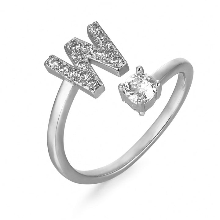 Forgyldt bogstavring med initial 'A'. Elegant justerbar personlig fingerring.