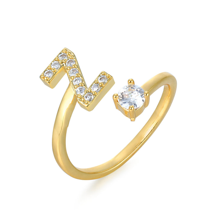 Forgyldt bogstavring med initial 'C'. Personlig justerbar ring, tidløst design.