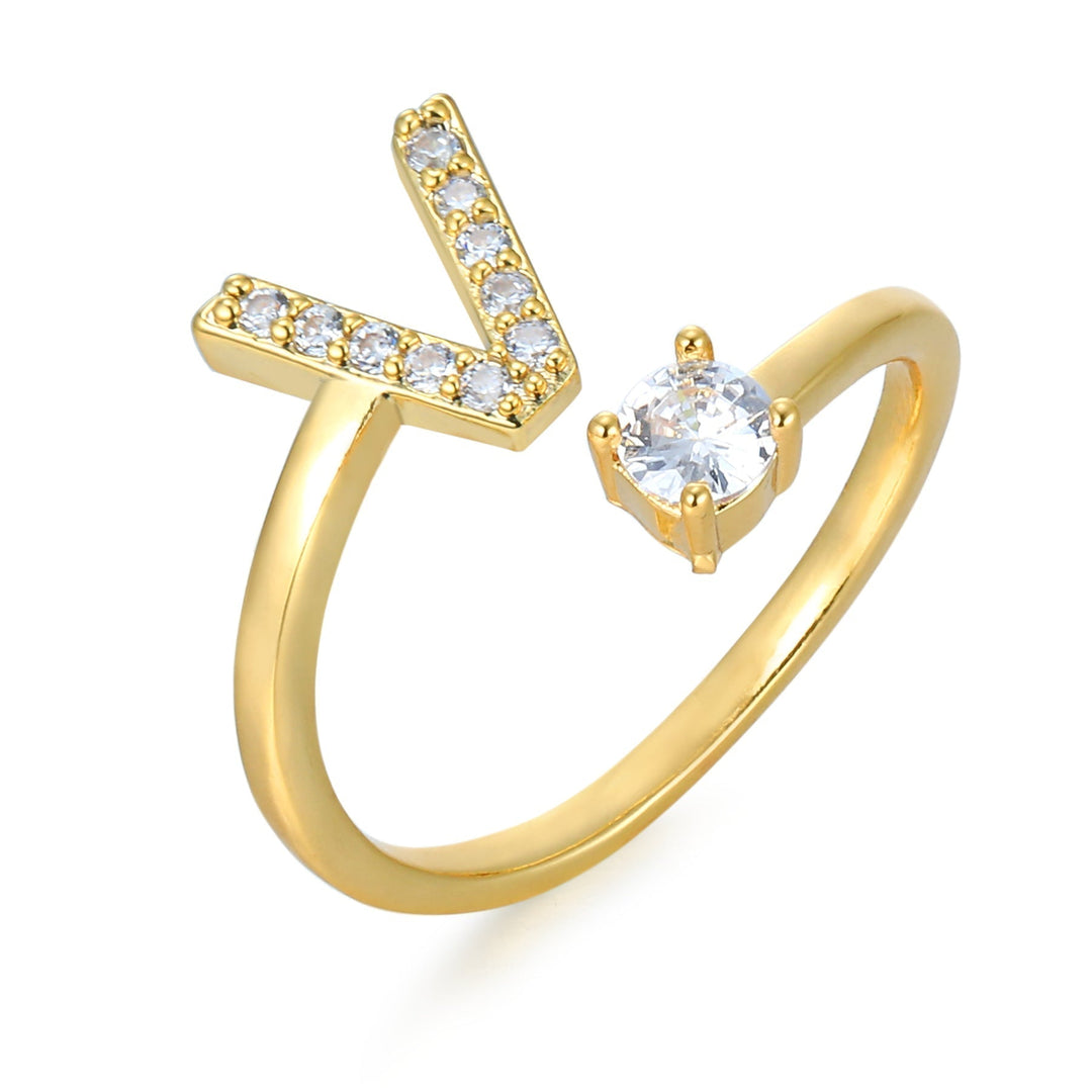 Forgyldt bogstavring med initial 'P'. Unik og justerbar ring, elegant personligt præg.