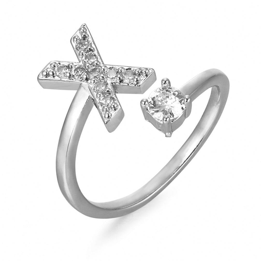 Forgyldt bogstavring med initial 'R'. Elegant personlig ring, justerbar og i høj kvalitet.