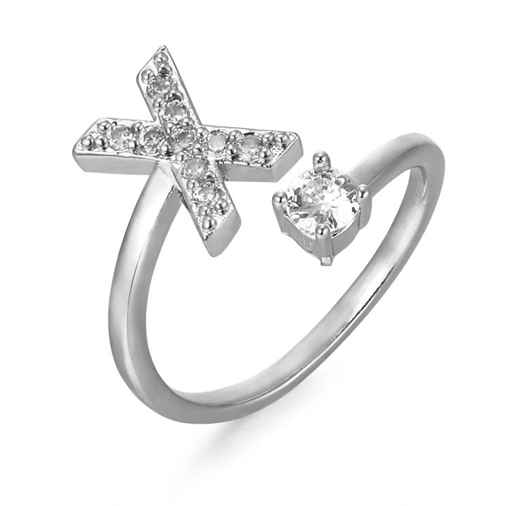 Forgyldt bogstavring med initial 'R'. Elegant personlig ring, justerbar og i høj kvalitet.